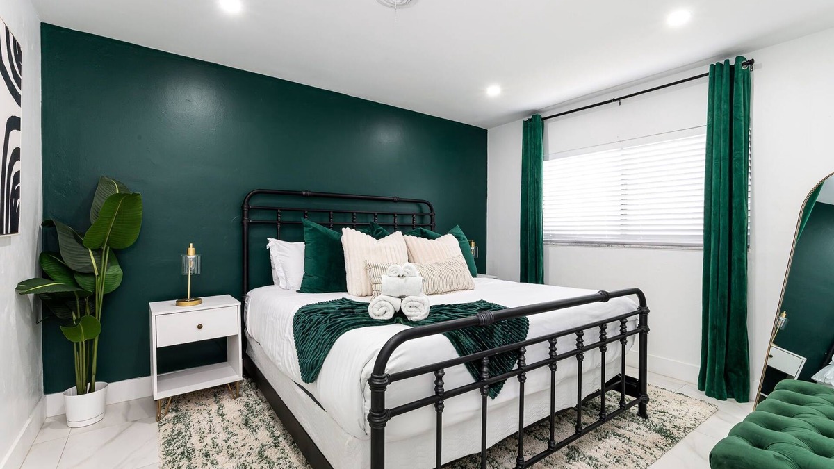 Garden Isles House | Emerald Oasis - Stylish 2BD Near Beach & Hwy I-95