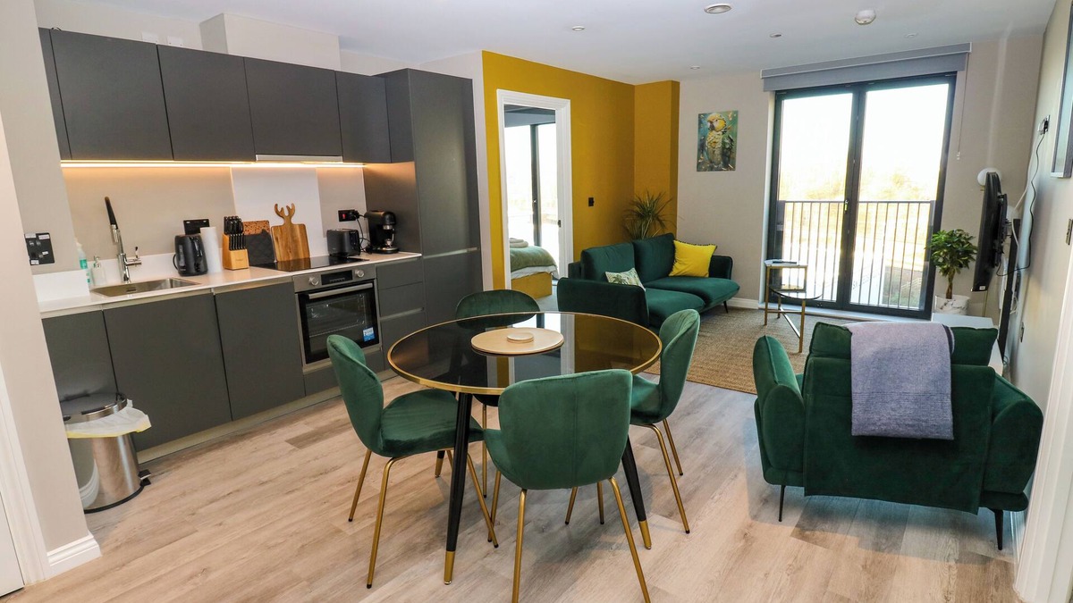 Holbeck Cottage | EMERALD RETREAT, family friendly, with a garden in Leeds