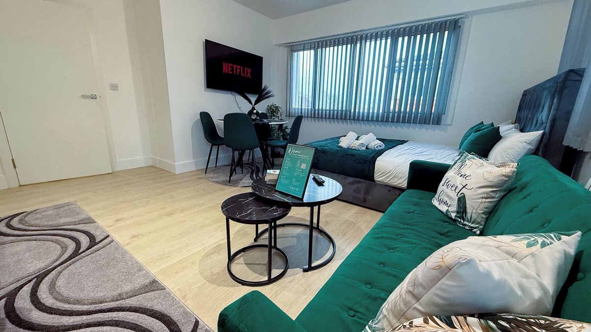 Harlington Apartment | Emerald Suite - 2 Bed Flat by Heathrow, Free Parking