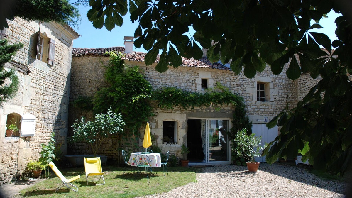 Gemozac House | Emma's Cottage cottage quiet in the vineyards 3km from the town. Near Royan