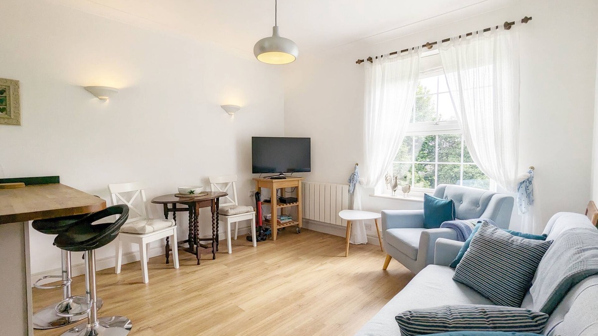 Emsworth Cottage | Emsdale House - a flat that sleeps 4 guests in 2 bedrooms