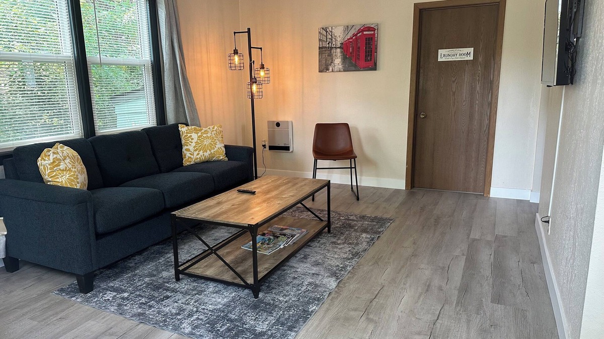 West Spokane Apartment | Enchanted Finch Arboretum 1BR Duplex/AC/Driveway Parking