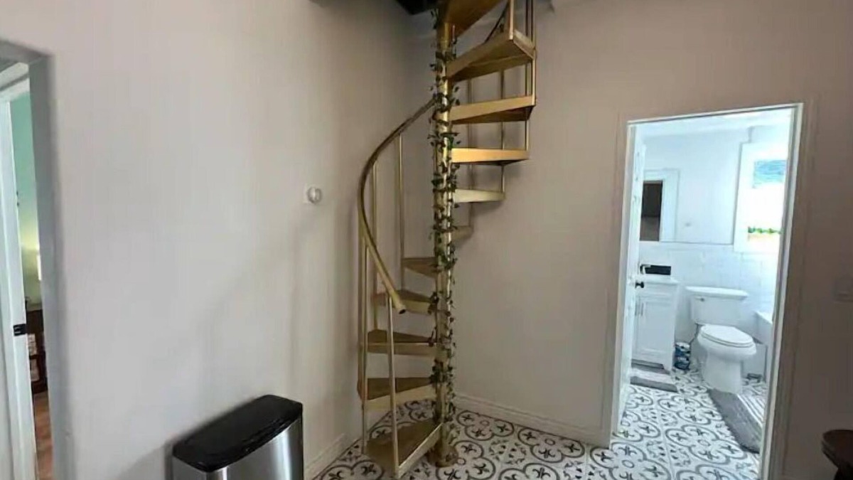 Fairpark House | Enchanted Urban Tree House - Hot Tub Experience