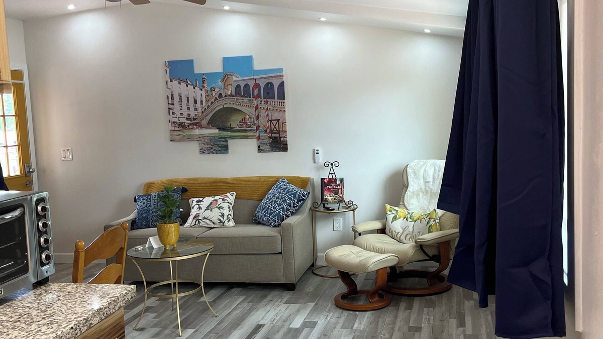La Loma Apartment | Enchanted Venetian Loft/entire 2nd floor