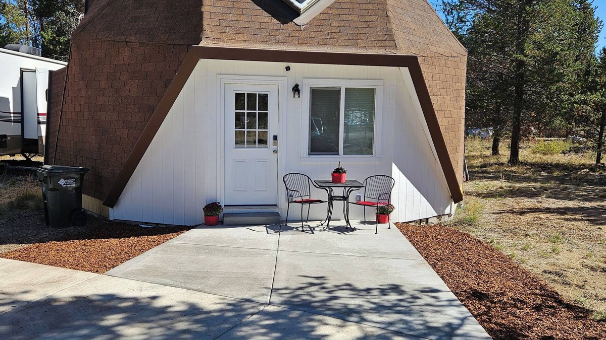 La Pine House | Enchanting 2-bedroom dome home in La Pine