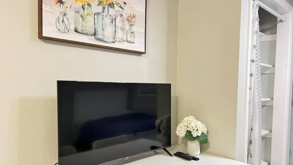 Mayflower Village House | Enchanting 2-bedroom house with AC in Arcadia