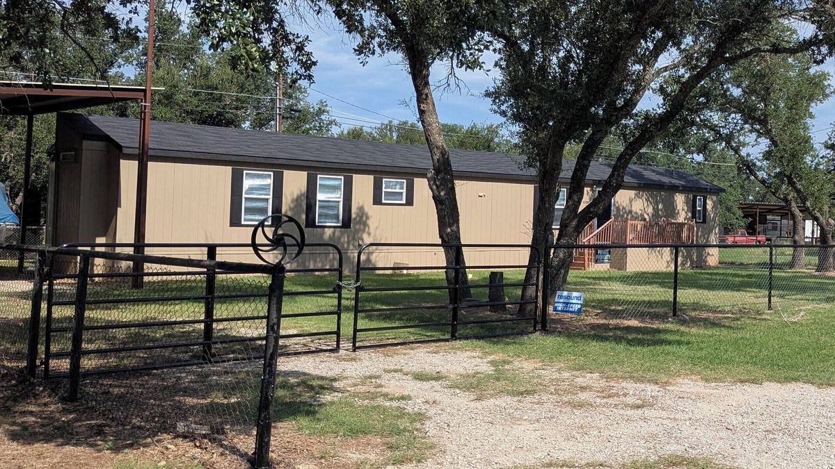 May House | Enchanting 3-bedroom home blocks away from Lake Brownwood