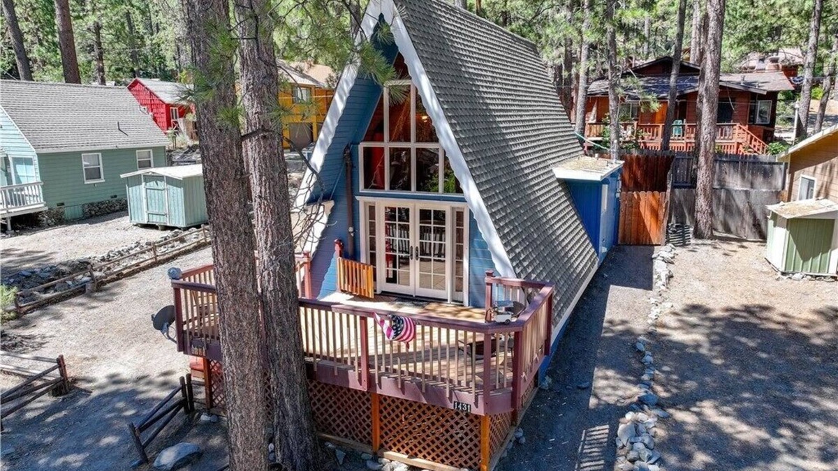 Wrightwood Cabin | Enchanting cabin in Wrightwood near Mountain High Ski resort