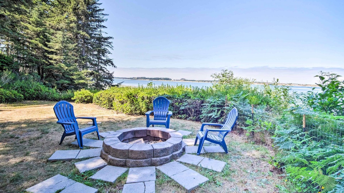 Coos Bay House | Enchanting Coos Bay Sanctuary w/Lush Views!