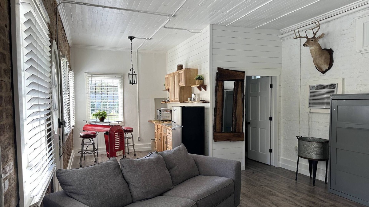 Wildwood Apartment | Enchanting Cottage with Historical Charm | Across From The Valley Venues & Lookout Mountain | Hiking