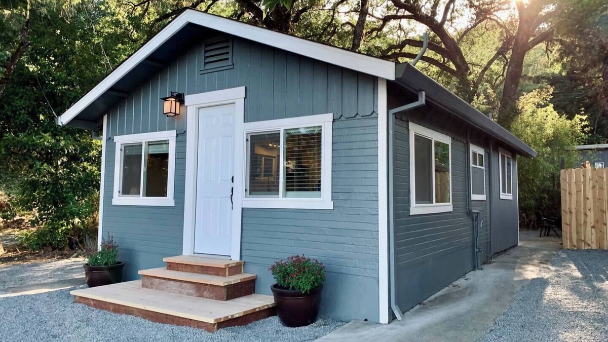 California Wine Country Cottage | Enchanting Creekside Retreat: Your Downtown Oasis