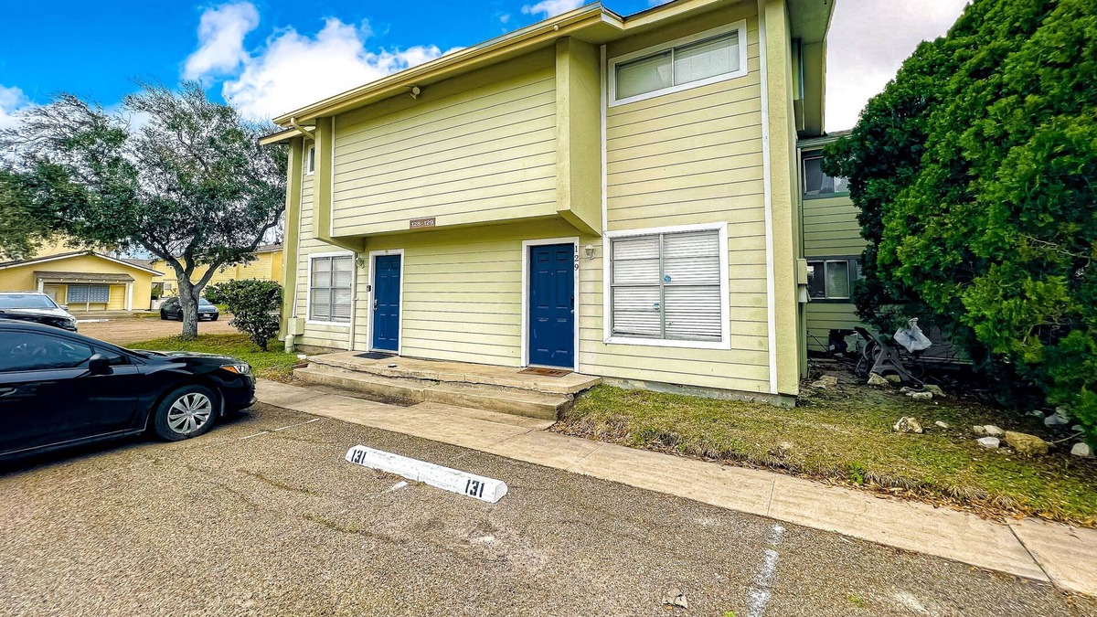 Bay Area Condo | Enchanting dog-friendly condo with pool, balcony, full kitchen, & washer/dryer