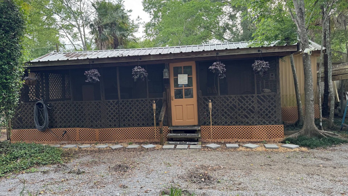 Atchafalaya Cottage | Enchanting family-friendly cottage with AC in Breaux Bridge