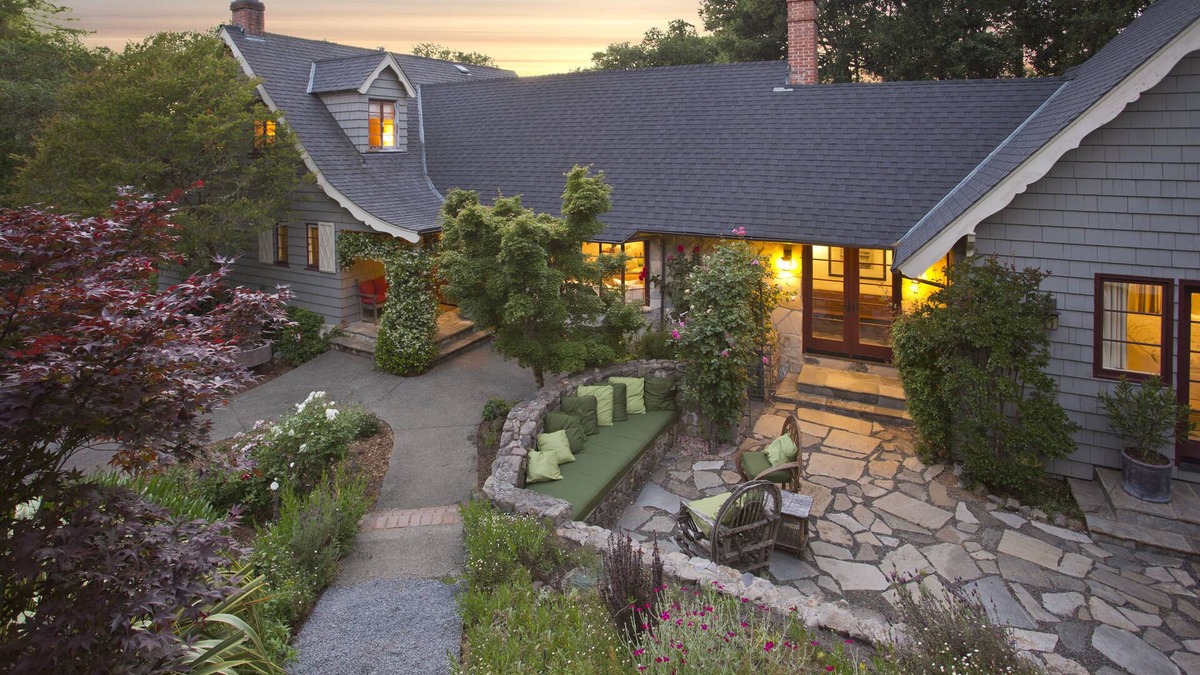 Forestville House | Enchanting Healdsburg Estate with Luxurious Pool and Lush Gardens