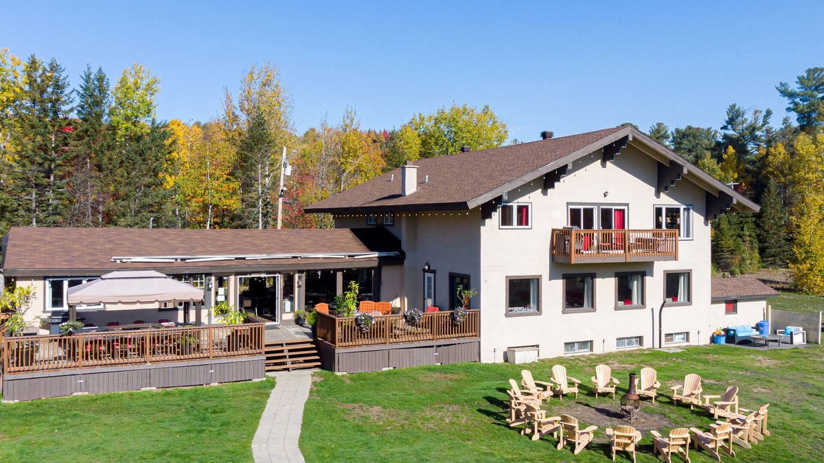 Sainte-Marguerite-du-Lac-Masson Ski Chalet | Enchanting Lakefront Property in the Heart of Nature