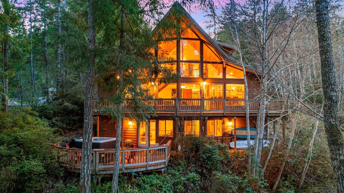 Shelton Cabin | Enchanting Lindal Waterfront Cabin