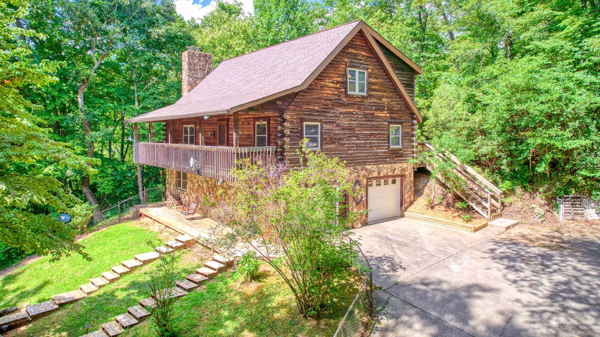 Sylva Cabin | Enchanting mountainside cabin with firepit, enclosed yard, & washer/dryer