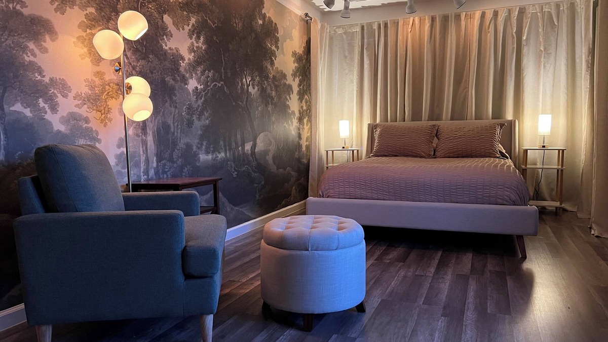 Hamtramck Apartment | Enchanting Stay above a Craft Cocktail Bar