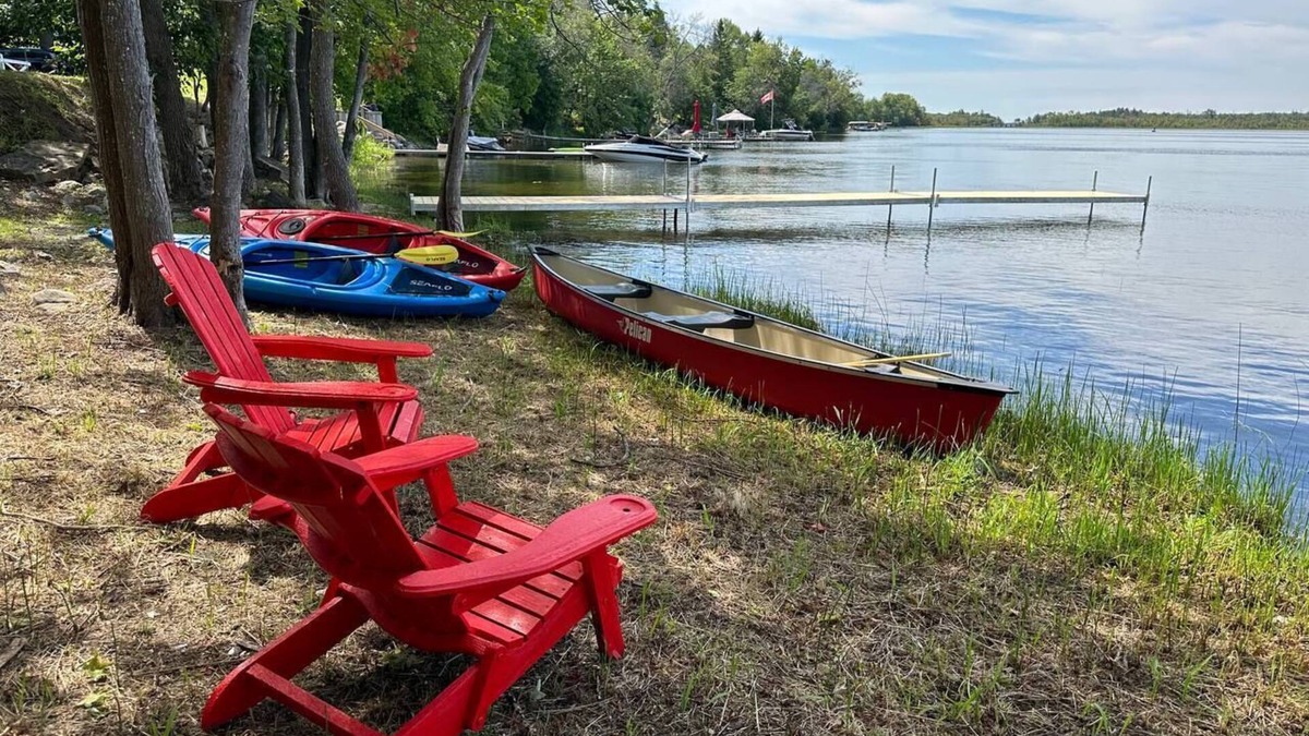 Carden Cottage | Enchanting Waterfront Escape, 3+1 bedrooms,3 Baths