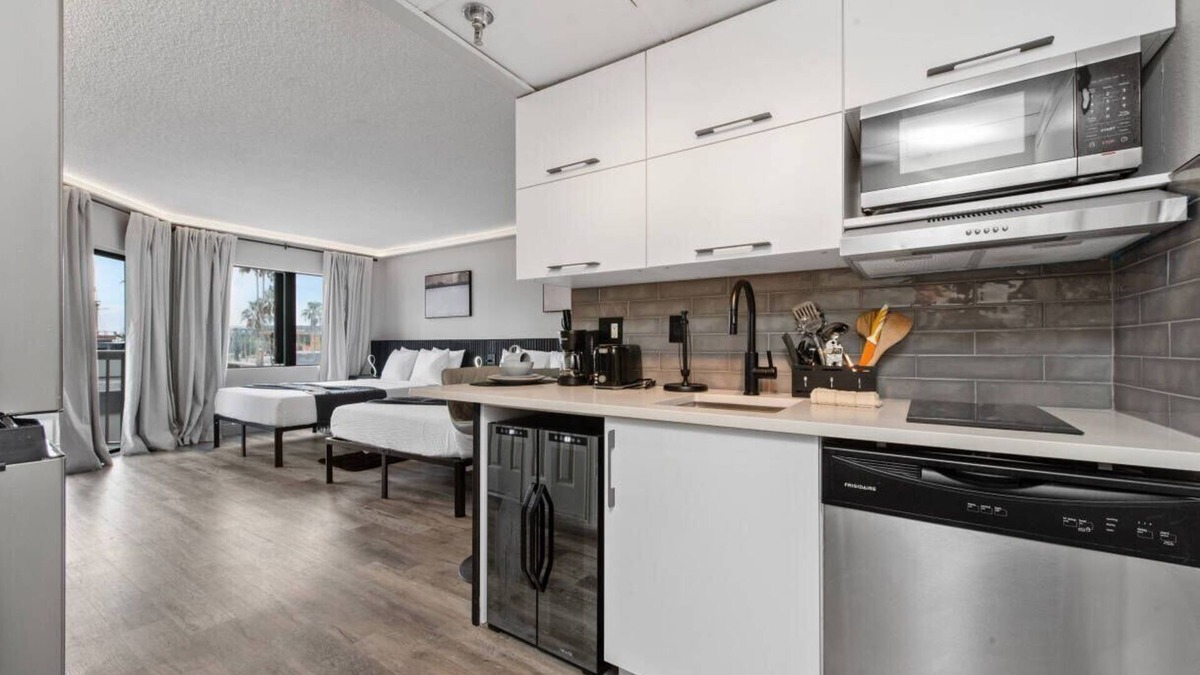 Southwest Orlando Apartment | Enclave Studio – Pools, Gym & Great Location