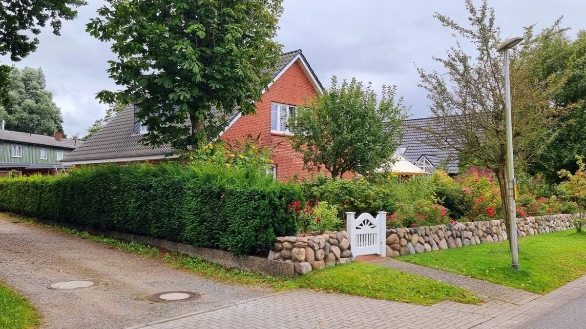 Hattstedt Apartment | End the day with a glass of wine and enjoy the sunset.