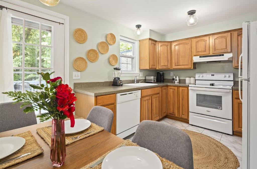 Countryside House | End Unit Townhome with in No VA, 40 Mins to DC, Pets OK