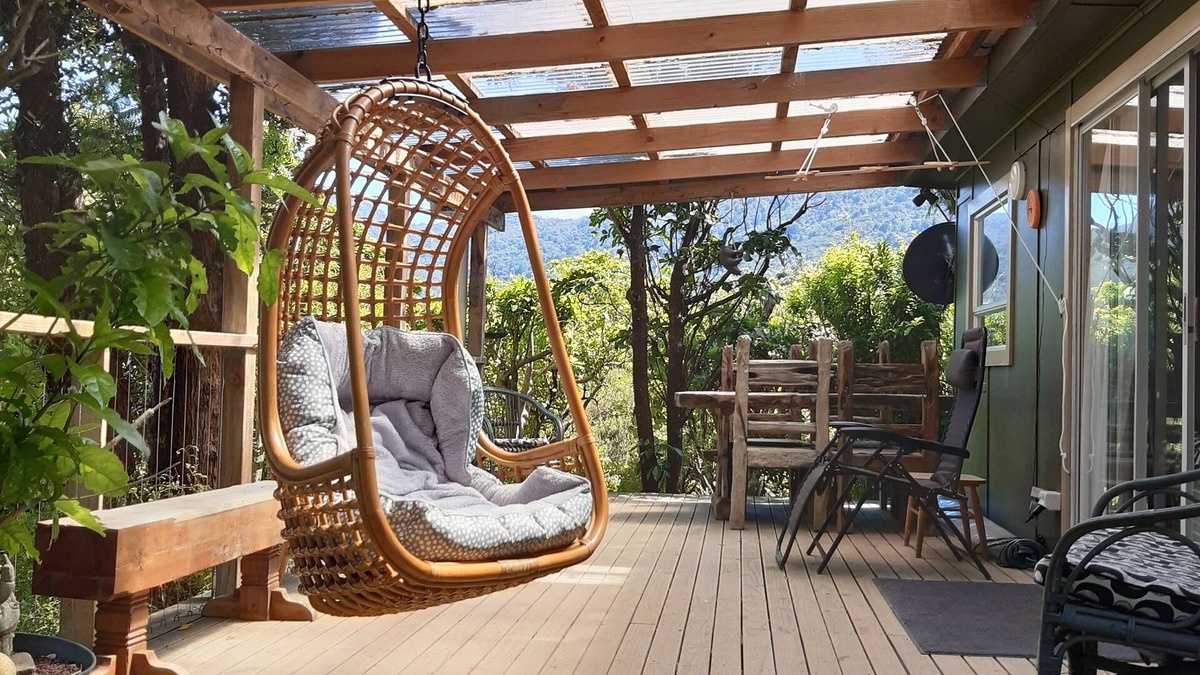 Furneaux House | Endeavour Inlet, The Pines, On the QCT track. 25min stroll to Furneaux Lodge