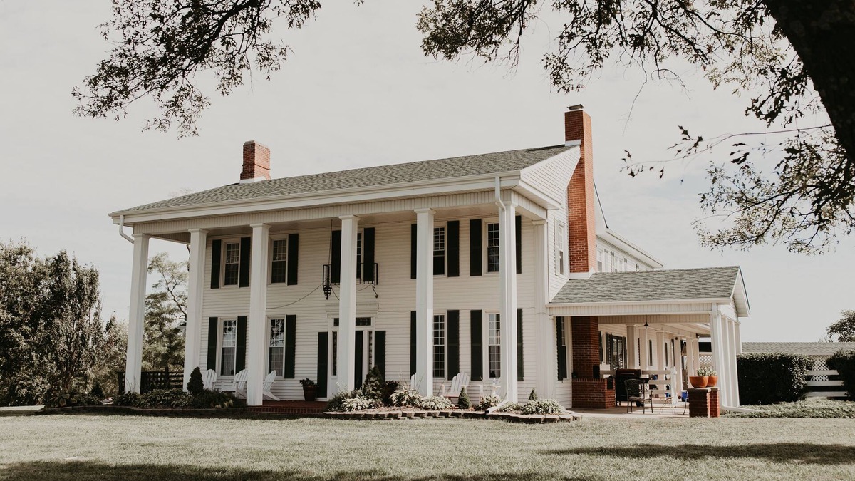 Buchanan County House | Enjoy a Beautiful Colonial Home and All The Kansas City Area Has to Offer