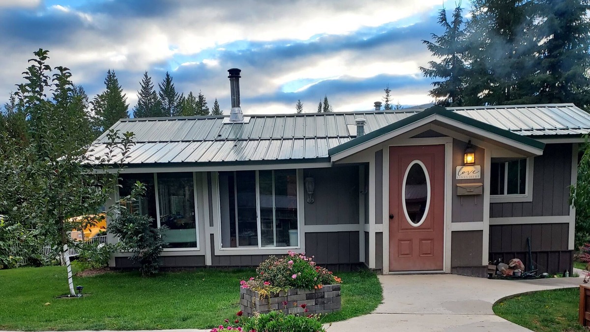 Bonners Ferry Cottage | Enjoy a clean,quiet,comfortable place in the woods all to yourself.