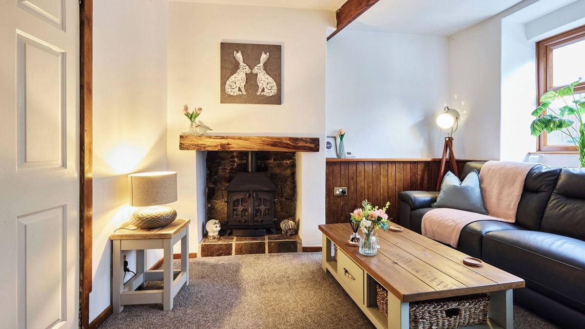 Oakworth House | Enjoy a comfortable stay at The Old Shuttleworks. A stylish, modern, home from home by Above Rubies in Oakworth, West Yorkshire. Famous for The Railway Children! Near Haworth and Brontë country!