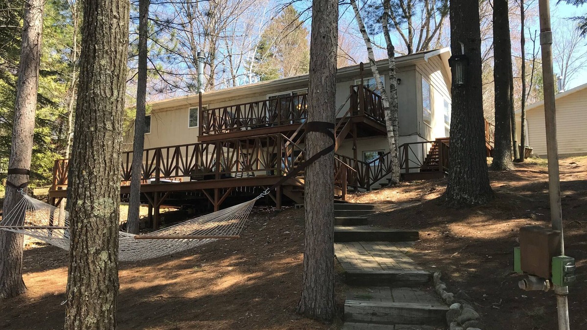 Lakewood House | Enjoy a getaway at Wheeler Lake Family Retreat