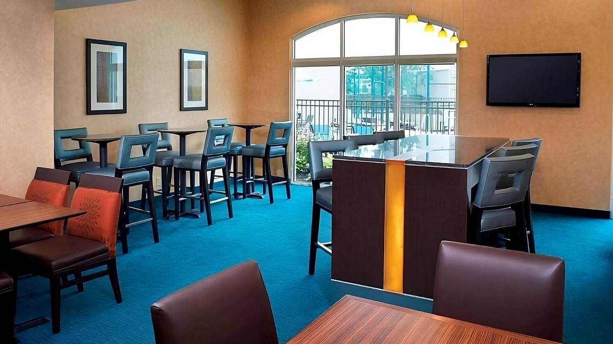 Warren Hotel | Enjoy a Hassle-Free Stay! Close to Freedom Hill Amphitheatre, Free Breakfast!