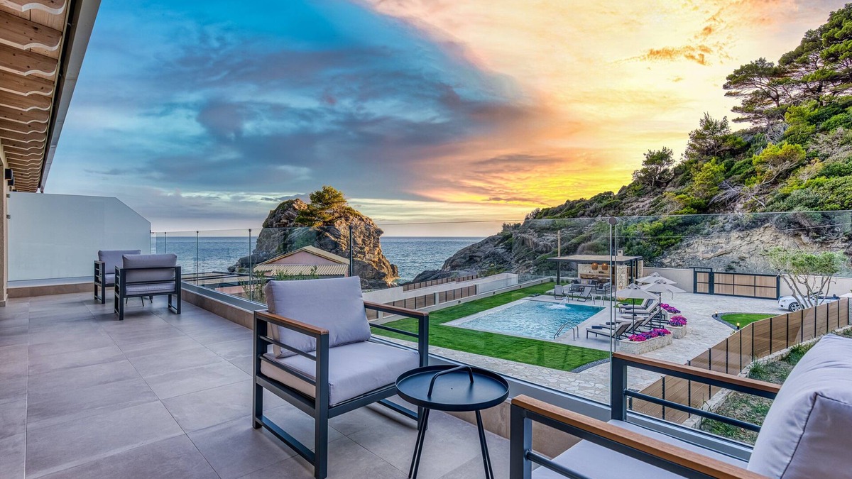 Parelia Villa | Enjoy a private swimming pool & a barbecue station just 2 steps from the beach.