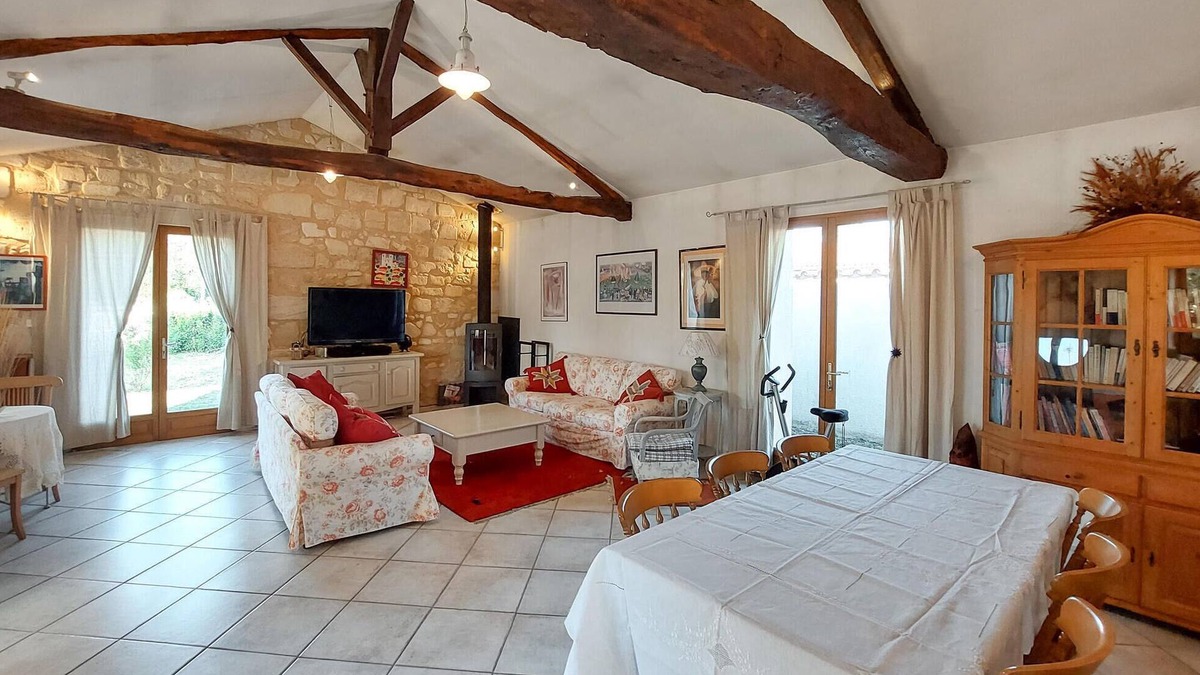 Ambares-et-Lagrave House | Enjoy a relaxing vacation in this vacation home on the lake.