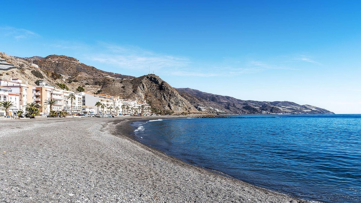 La Mamola House | Enjoy a relaxing vacation by the sea in southern Spain.