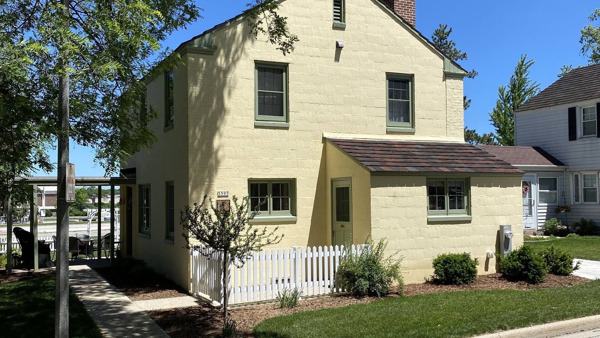 Greendale House | Enjoy a stay in Greendale, WI a National Historic Landmark!