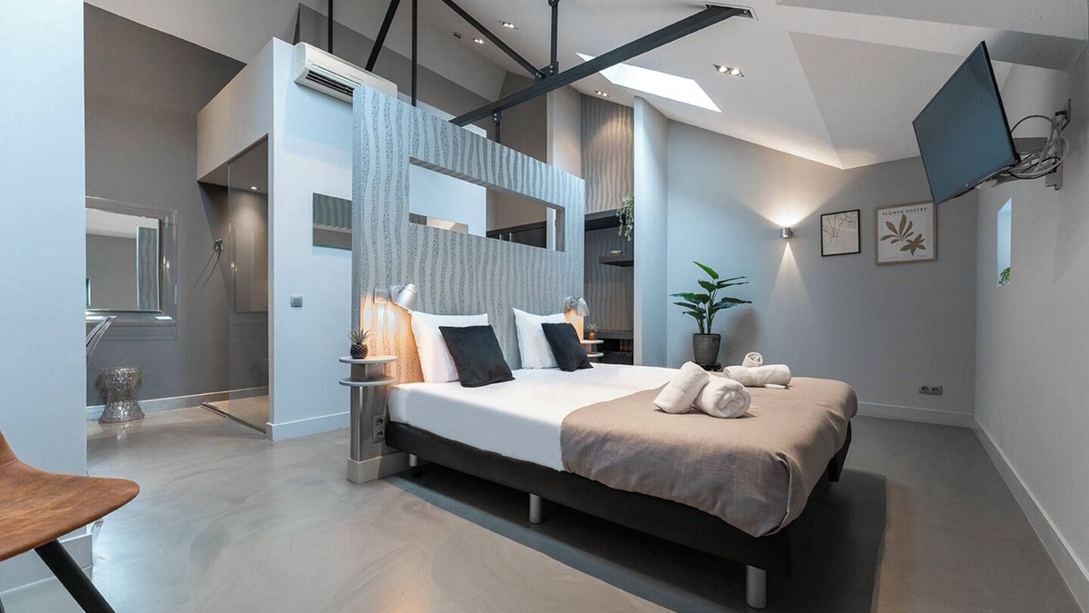 Oss House | Enjoy a stylish stay in our 12-bedroom property each with a private shower and fridge