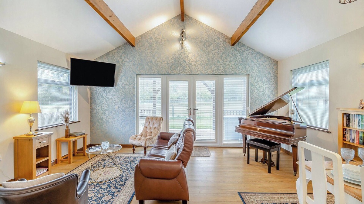 Aubourn Cottage | Enjoy a summer BBQ in the lawned garden.