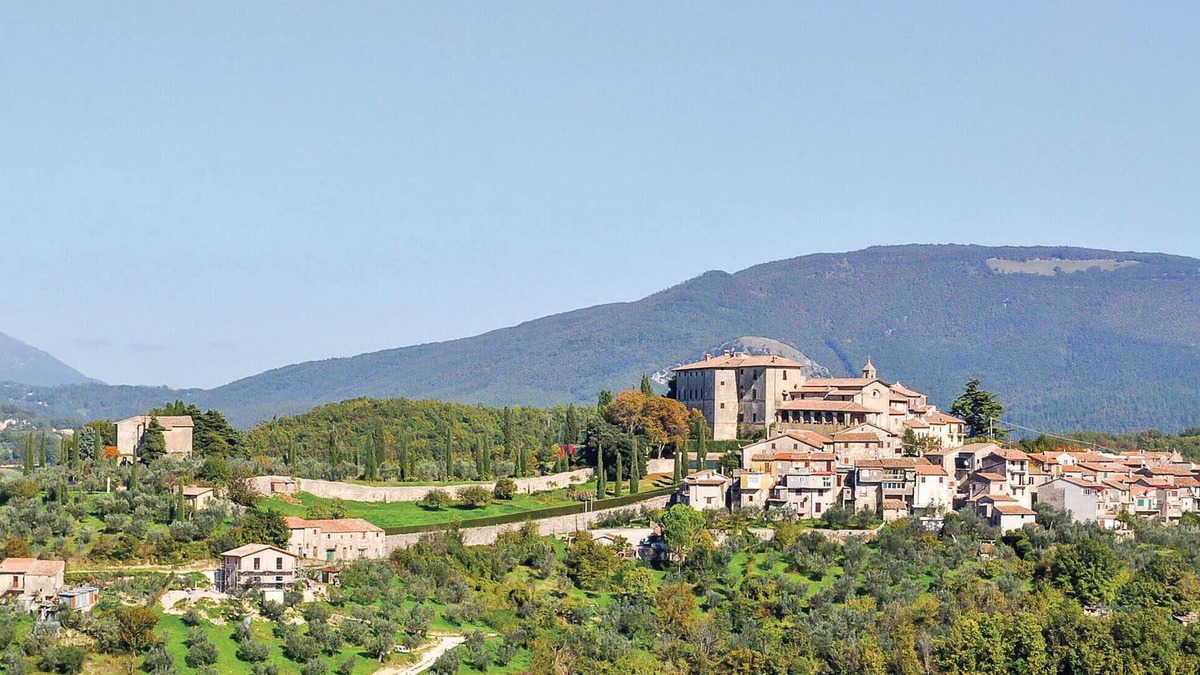 Montopoli di Sabina Apartment | Enjoy a wonderful vacation in this cozy apartment with beautiful views of the countryside.