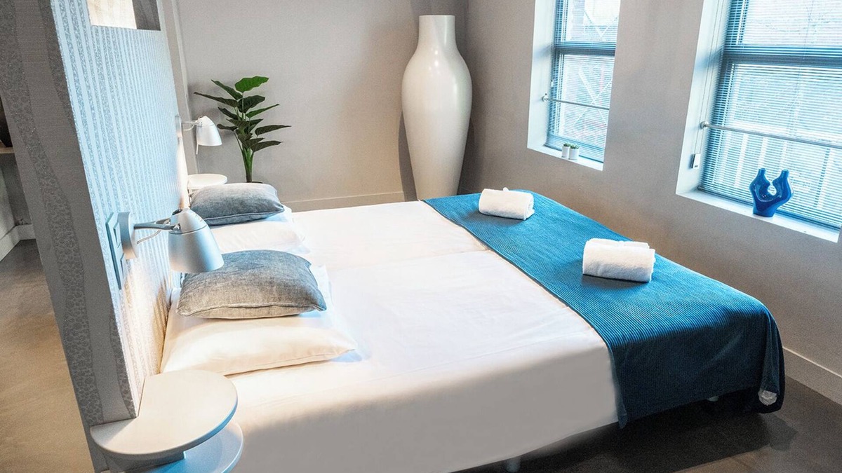 Oss House | Enjoy an elegant room with AC, WiFi, heated floors, and parking. just 5 min from Jan Cunen Museum