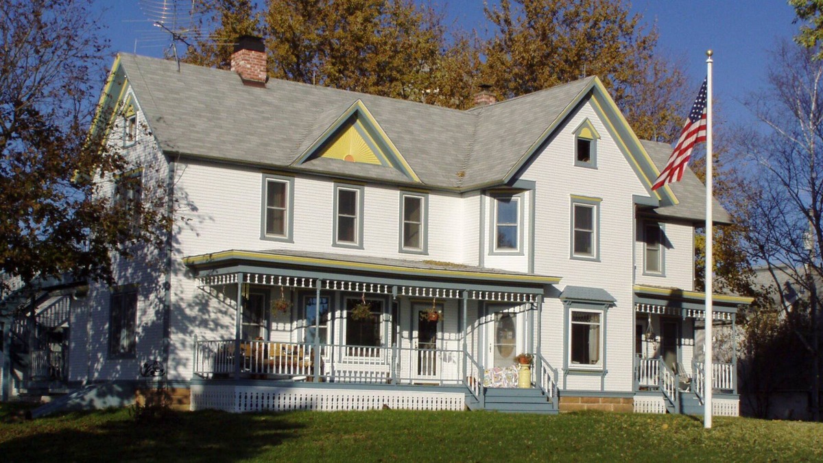 Reedsburg House | Enjoy an Historic Country Farmhouse just 30 minutes from Wisconsin Dells!