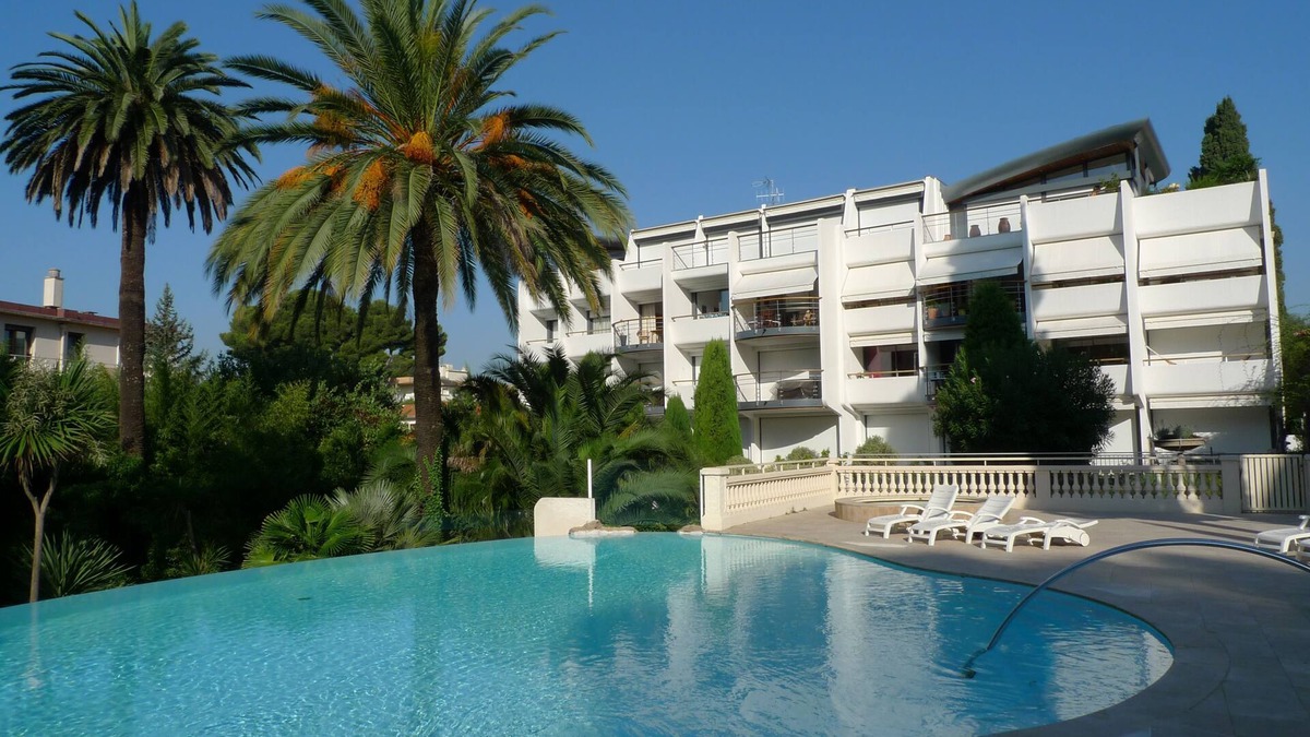 Prado - Republique Apartment | Enjoy Best of Cannes – Close to Everything but Away from It All