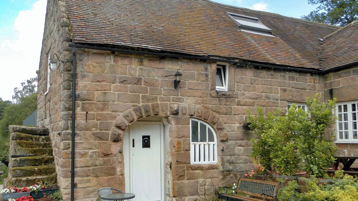 Crich Cottage | Enjoy both lake and river fishing on-site at this property.