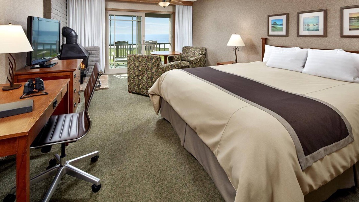 San Simeon Hotel | Enjoy Breathtaking Sunsets from Outdoor Firepit | Relaxing Room w/Pool Access