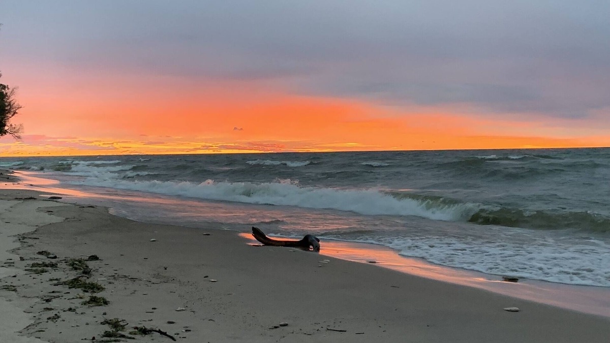 Sturgeon Bay House | Enjoy Breathtaking Sun Rises On The Sandy Lake Michigan Shoreline!