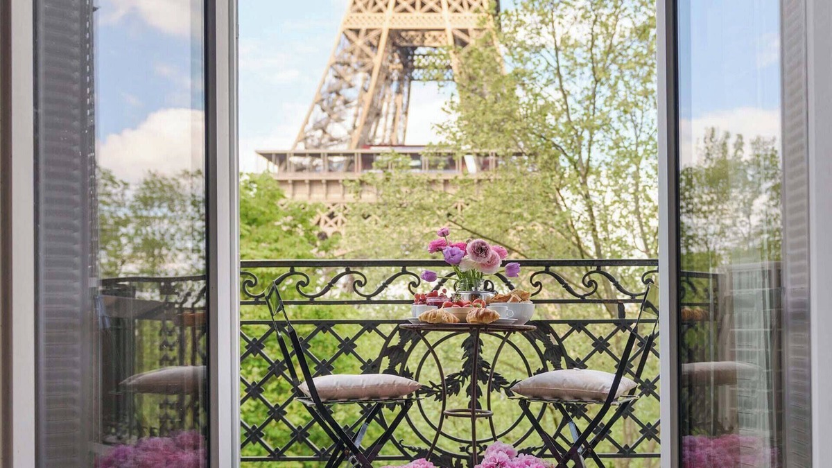 Quartier du Gros-Caillou Apartment | Enjoy Eiffel Tower Sparkle in Grand Style!