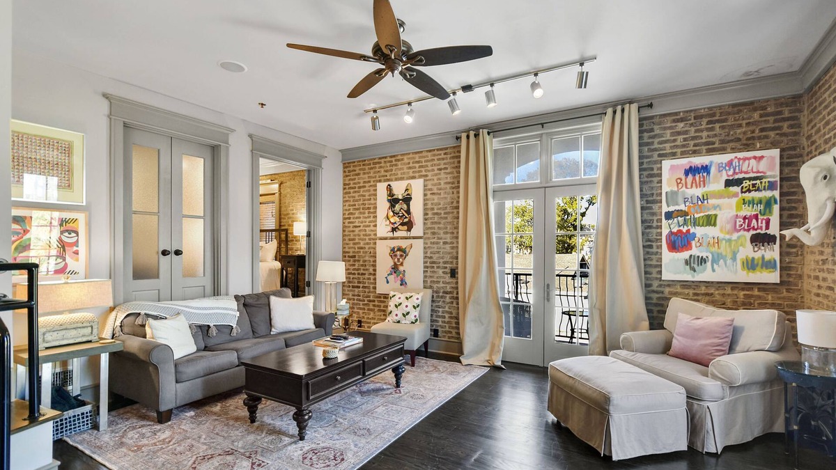 King City Condo | Enjoy Island life in the Village in this gorgeous one of a kind loft!