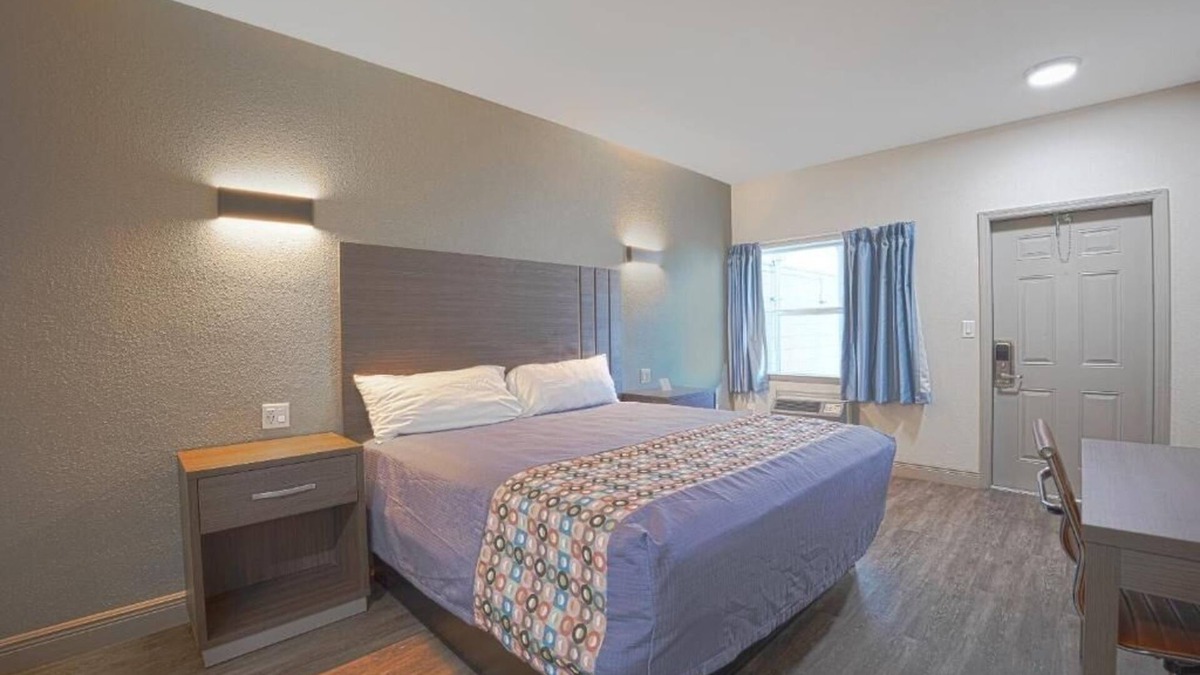 Le Barons Of Titusville Hotel | Enjoy Kitchenette Room Near Kennedy Center, Parking Available