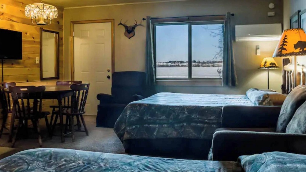 Rice Lake Cabin | Enjoy lakeside relaxation in Room 11 - The Hunting Lodge - Curriers Lakeview