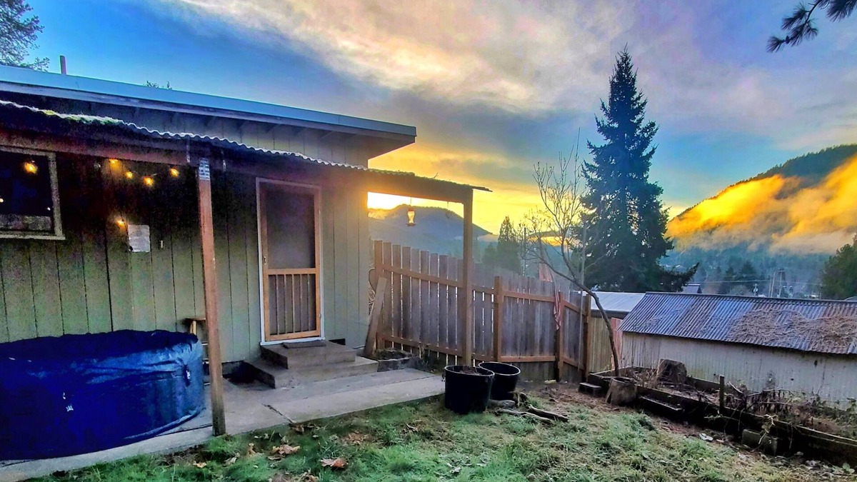 Oakridge House | Enjoy Mountain Peak Views from Hot Tub in Uptown Oakridge 2 Bdr